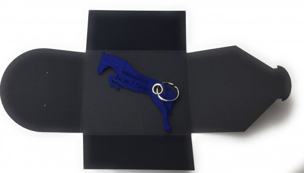 Schlüsselanhänger aus Filz optional mit Namensgravur - Pferd / Springreiten - königsblau als Schlüss