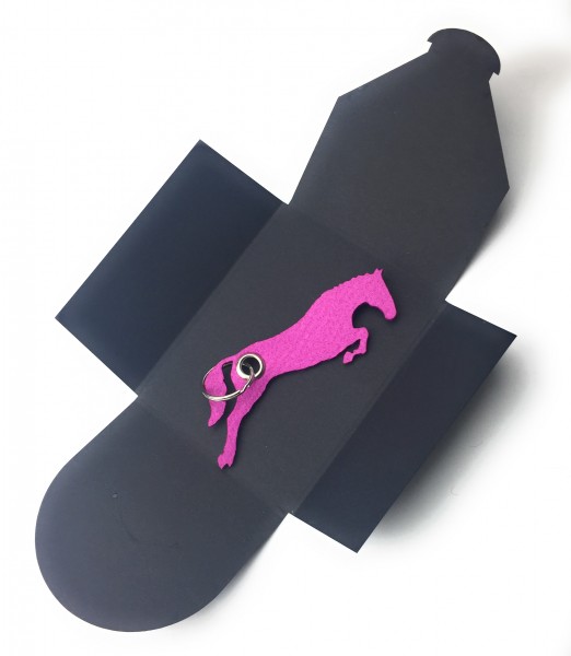 Schlüsselanhänger aus Filz optional mit Namensgravur - Pferd / Springreiten - pink / magenta als Sch